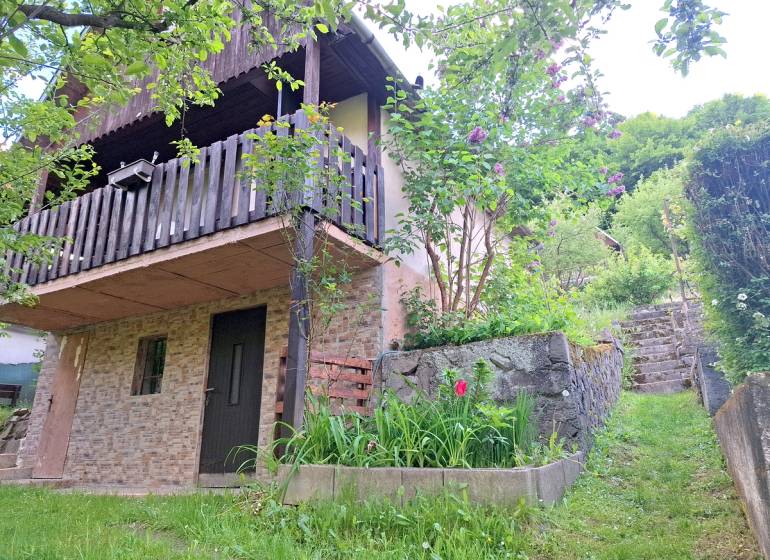 Murovaná záhradná chata, 361 m2, Zvolen - Sekier - Chata pri Zvolene obklopená zeleňou s dreveným balkónom a záhradou.