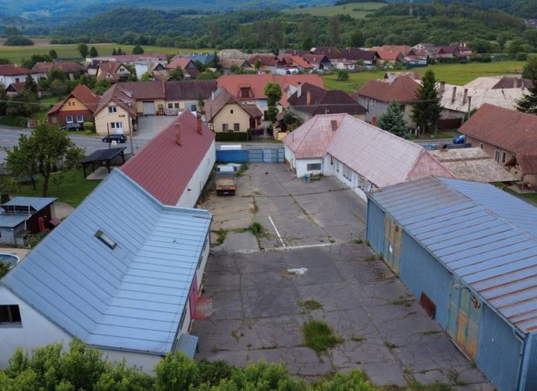 VÝROBNÉ A SKLADOVÉ PRIESTORY +  RD NA PREDAJ,  ZVOLENSKA SLATINA - Výrobné priestory na ulici Slovenského národného povstania vo Zvolene, obklopené domami a zeleňou.