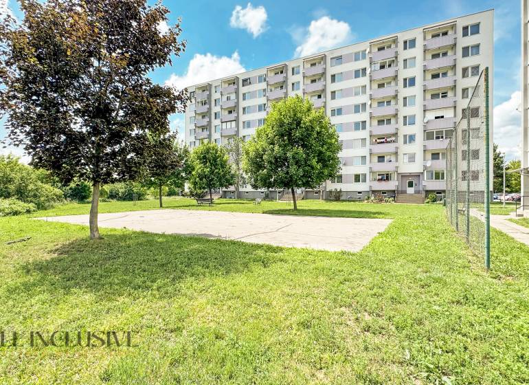 PRIESTRANNÝ 3 IZBOVÝ BYT | TOPOĽČANY | STREĎANSKÁ - Panelák obklopený zeleňou a športovým ihriskom na Streďanskej ulici v Topoľčanoch.