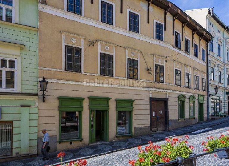 PREDAJ - investičná príležitosť - historocká budova Banská Štiavnica - - Obchodné priestory s historickou fasádou na ulici Andreja Kmeťa v Banskej Štiavnici.