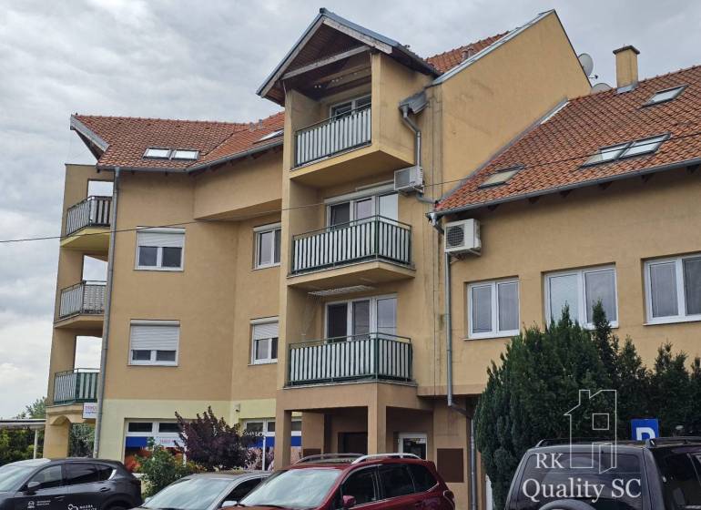 SENEC - NA PREDAJ EXKLUZÍVNE IBA U NÁS zariadený 3 izbový byt s vlastn - Bytový dom na Kysuckej ulici v Senci s parkoviskom a balkónmi.