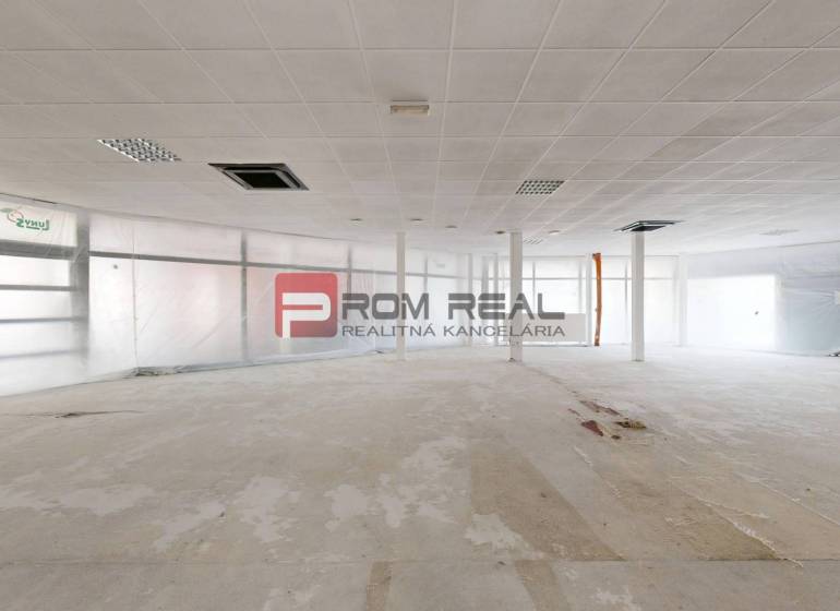 PREDAJ priestoru na frekventovanom mieste BRATISLAVA - Priestranné obchodné priestory so stropnými panelmi a veľkými oknami, ideálne na prenájom.
