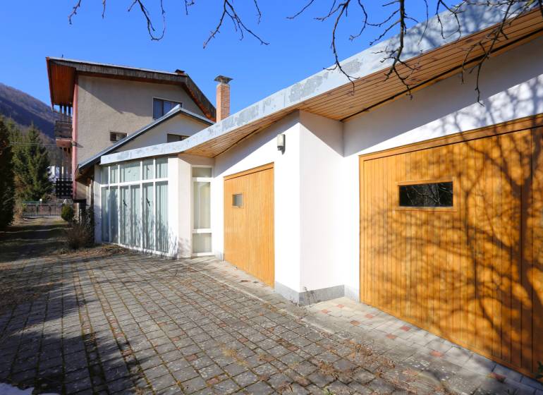 Rodinný dom po kvalitnej rekonštrukcii a prestavbe, Ľubochňa - Rodinný dom s garážou a záhradou v horskej oblasti, ponúkaný realitnou agentúrou.