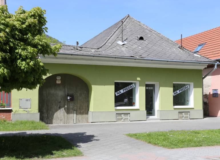 Rodinný dom v rekonštrukcii, Ružomberok - Rodinný dom na ulici Nám. A. Hlinku je na predaj, vidno zelenú fasádu.
