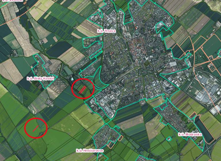 3.700 m2 ORNÁ PÔDA medzi Trnavou a Bielym Kostolom - Letecký pohľad na poľnohospodárske a lesné pozemky v oblasti Hrnčiaroviec nad Parnou.