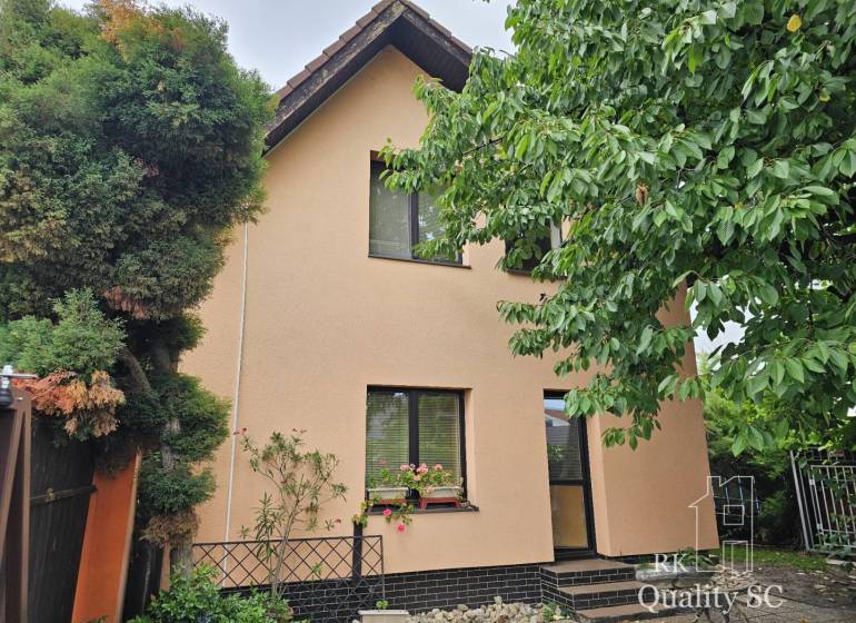 SENEC - EXKLUZÍVNE NA PREDAJ zariadený, podpivničený 3 izbový rodinný  - Rodinný dom na Priemyselnej v Senci obklopený zeleňou a stromami.