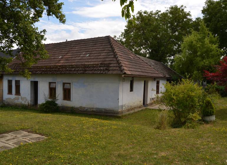 Chalúpka schúlená v okolitých ovocných sadoch! - Rodinný dom na ulici Poriadie v Poriadí so záhradou plnou zelene a stromov.