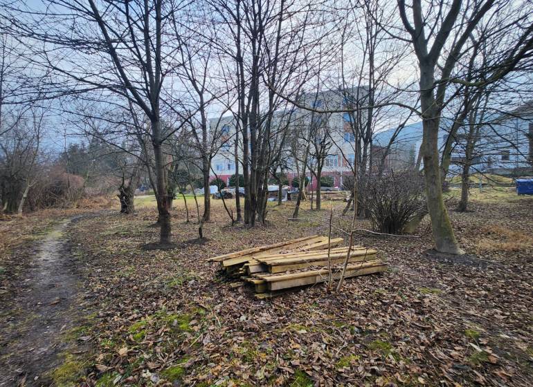Stavebný pozemok 1001 m2 - Jesenná krajina s drevami a stromami v Horných Orešanoch, Majdane, na pozemku - bývanie.