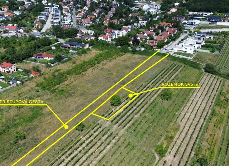Stavebný pozemok 545m2 | Fongy - Rača - Pozemky - bývanie v Bratislave, Rači, s prístupovou cestou a okolím domov.
