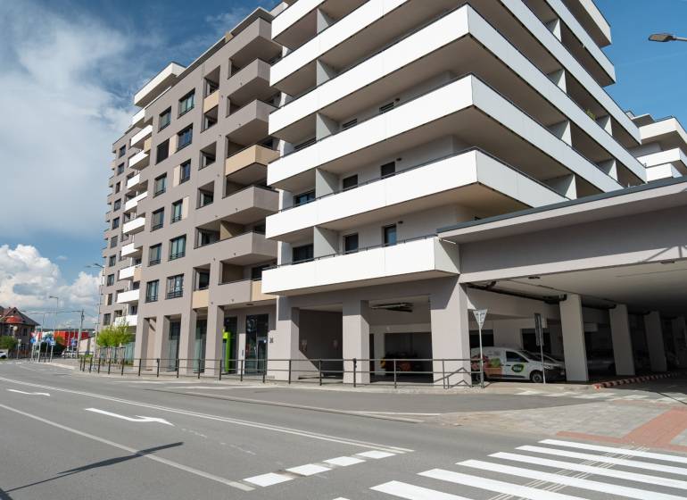 NA PRENÁJOM 1+KK byt, Košice - ALBELLI REZIDENCIA   - Moderná budova s balkónmi na ulici Alvinczyho, vhodná pre 1-izbový byt.
