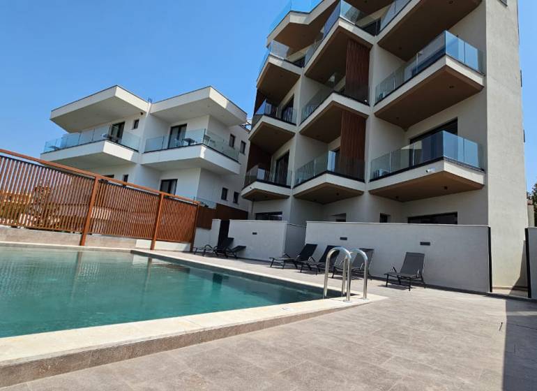 Ksamil – luxusné zariadené apartmány v Maledivách Európy - Rekreačný apartmán v Ksamile s bazénom a veľkou terasou na relax.