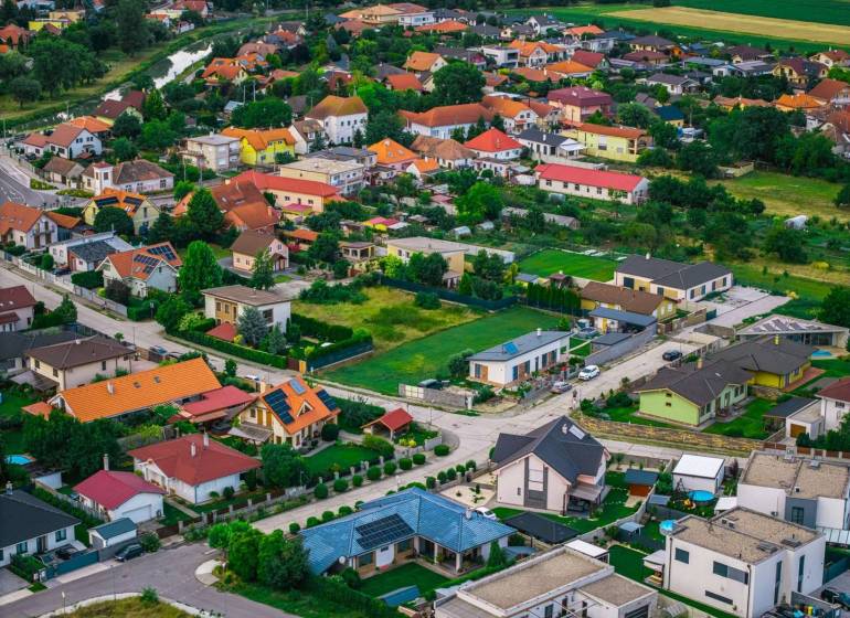 Priestranný pozemok neďaleko Bratislavy - Letecký pohľad na rodinné domy na Majerskej ulici v Novej Dedinke, Pozemky - bývanie.