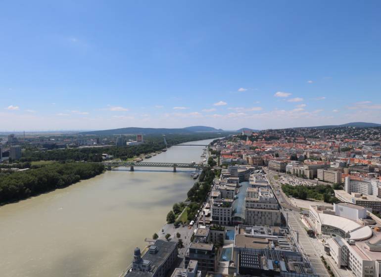 Prenájom luxusného 3 izbového bytu v objekte EUROVEA TOWER - Pohľad na rieku Dunaj a budovy v Bratislave - Starom Meste z Pribinovej ulice.