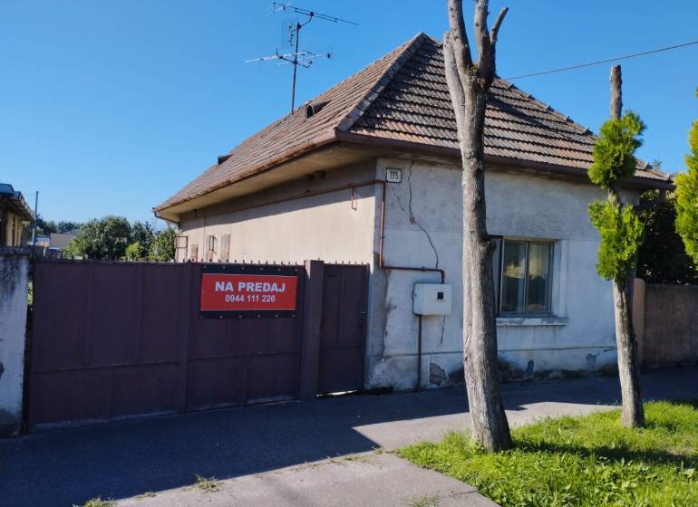 Starší dom neďaleko Slnečných jazier v obci Réca - Rodinný dom v Rece s klasickou šikmou strechou a jednoduchou fasádou na predaj.