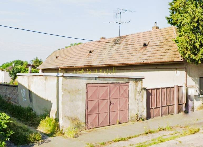 Starší dom neďaleko Slnečných jazier v obci Réca - Rodinný dom v Reci s garážou a staršou strechou.