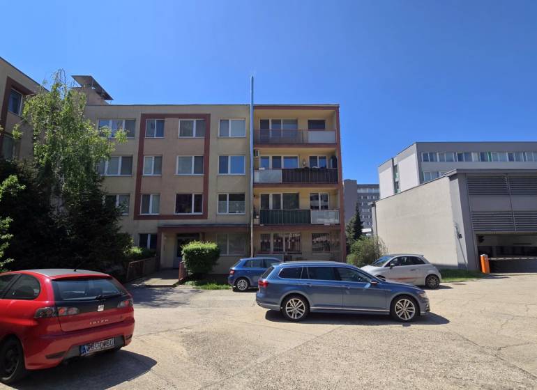 Predaj 3i byt, 2 x pivnica, nepriechodné izby, Bárdošova ul., Kramáre - Parkovisko pred bytovým domom na ulici Bárdošova, Bratislava - Kramáre s autami.