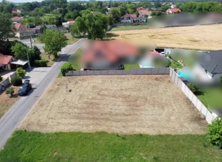 TOP stavebný pozemok len 25 min od Bratislavy - Rovnina obklopená plotom v Blatnej na Ostrove, ideálna pre pozemky - bývanie.