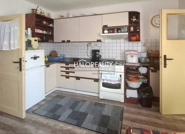 Predaj, rodinný dom Klížska Nemá - Kuchyňa v rodinnom dome s linkou, sporákom a chladničkou, bez prítomnosti ľudí.