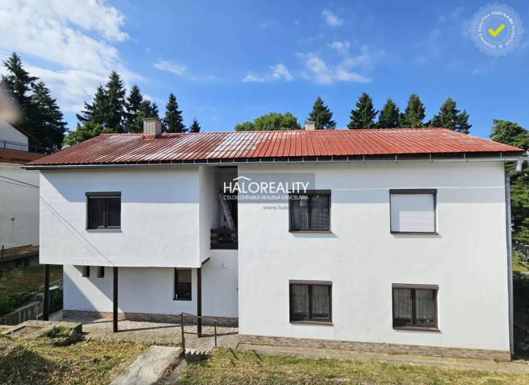 Predaj, rodinný dom Banská Štiavnica - EXKLUZÍVNE HA... - Rodinný dom s červenou strechou a bielou fasádou v Banskej Štiavnici.