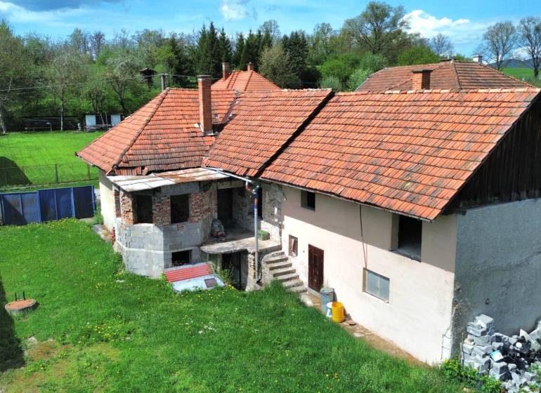 SLOVREAL na predaj dom Lutila, 713 m2 - Rodinný dom s červenou strechou a záhradou na ulici Nová, vidiecke prostredie.