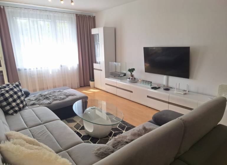 Predaj, 3-izbový byt s lodžiou v obľúbenej lokalite Fončorda,  - Obývačka v 3-izbovom byte so sedačkou, TV a konferenčným stolíkom.