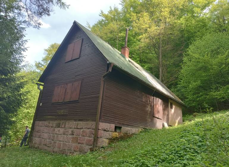Na predaj chata pri jazere v Sklených Tepliciach - Chata obklopená zeleňou na ulici Sklené Teplice, zasadená v prírodnom prostredí lesa.