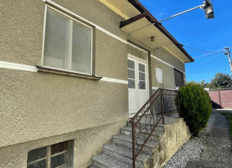 Vám ponúka Rodinný dom vo Veľkom Blahove - s ve - Rodinný dom vo Veľkom Blahove so vstupným schodiskom a bočným chodníkom.
