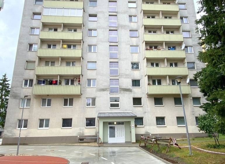 3 izbový byt na predaj,  80 m2, Zvolen - Podborová - Bytový dom v meste Zvolen ponúkajúci 3-izbové byty s balkónmi.