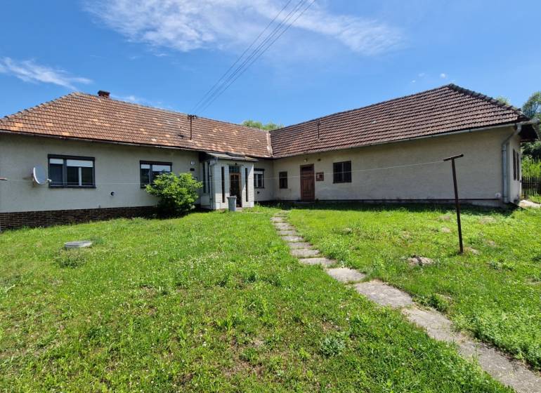 AstonReal: predaj rodinný dom v obci Mníšek nad Hnilcom - Rodinný dom v Mníšku nad Hnilcom s rozľahlou záhradou a satelitnou anténou.