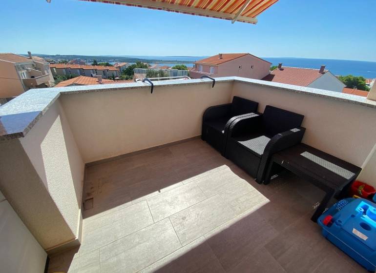 ☀NOVALJA (HR) - apartmán s pekným výhľadom na more  - Dvojizbový byt v Novalji, terasa s výhľadom na more, dve kreslá, stolík.