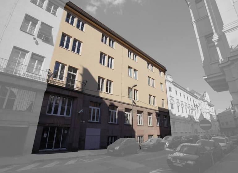 Investičný nebytový priestor s nájomcom v projekte Gunduličova - Budova na Gunduličovej ulici v Bratislave - Staré Mesto obklopená autami v radovej zástavbe.