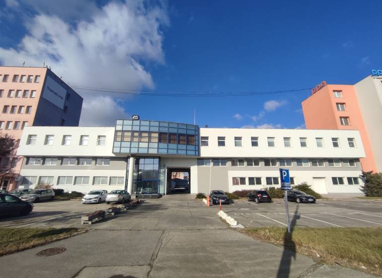 Nové kancelárske priestory vo výbornej lokalite na Vajnorskej ulici - Kancelárie na Vajnorskej ulici, Bratislava - Nové Mesto, s parkovacou plochou a autami.