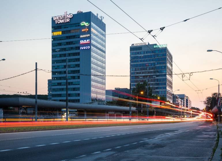 Moderné kancelárske priestory vo Westend Tower - Večerný pohľad na budovy kanelárií v Bratislave - Karlovej Vsi na Dúbravskej ceste.