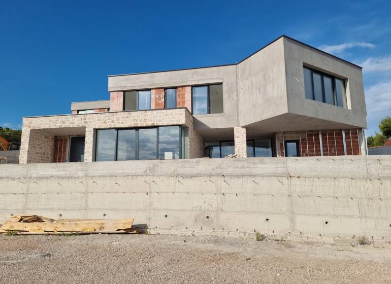 CHORVÁTSKO - Luxusná vila s bazénom (n.4) - VODICE - Exteriér vily vo Vodiciach s modernými oknami a surovým betónom.