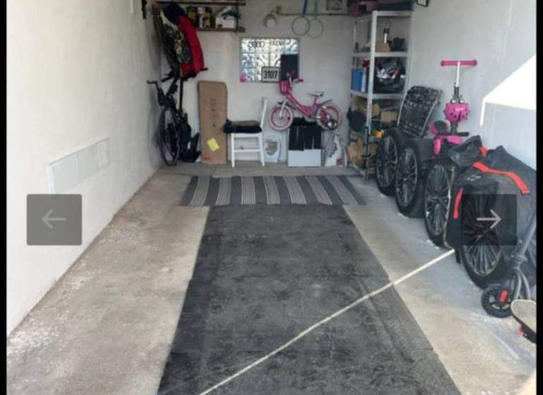 Ponúka na PREDAJ  zrekonštruovanú garáž vo výbo - Garáž obsahuje bicykle, kočíky a regály s úložným priestorom.