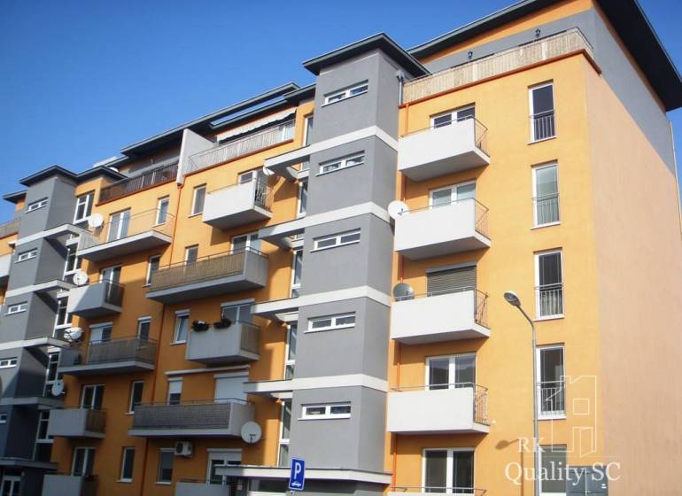 SENEC - NA PREDAJ 1 izbový byt s balkónom a parkingom Pezinská ul. v S - Nízkoenergetická budova na Pezinskej ulici v Senci, ponúkajúca moderné 1-izbové byty.