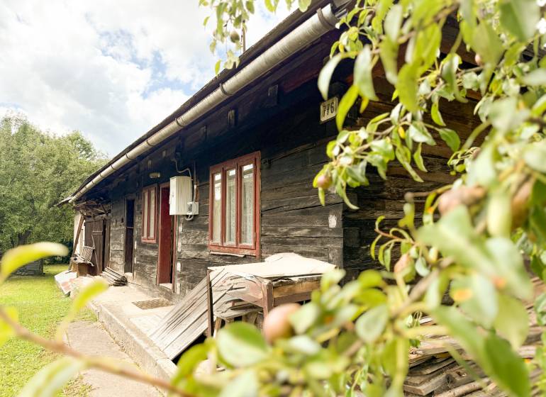 Exkluzívne na predaj drevenica s pozemkom 406 m2, Papradno - Drevená chata v Papradne obklopená prírodou, s vidieckou atmosférou a zeleným trávnikom.