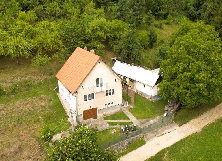 Na prenájom, 5-izbový rodinný dom s pozemkom 2225 m2, Papradno - Rodinný dom v Papradne obklopený trávnatým pozemkom a stromami, prístupová cesta.