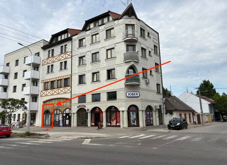 Na prenájom obchodný priestor – Petőfiho, Komárno, bývalé kvetinárstvo - Budova na Petöfiho ulici v Komárne s obchodnými priestormi na prízemí.