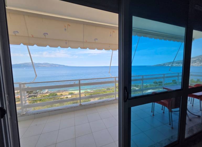 Sarandë - zariadený apartmán s otvoreným výhľadom na more - Výhľad z rekreačného apartmánu v Sarandë smeruje na more a pobrežie.