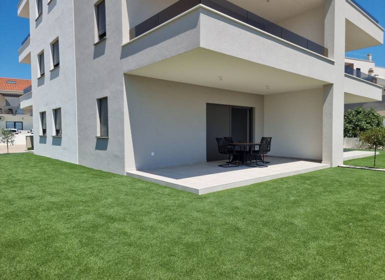 CHORVÁTSKO - Pekné apartmány 350m od pláže (S1) - VODICE - Exteriér 4-izbového bytu v Vodiciach s modernou terasou a zeleným trávnikom.
