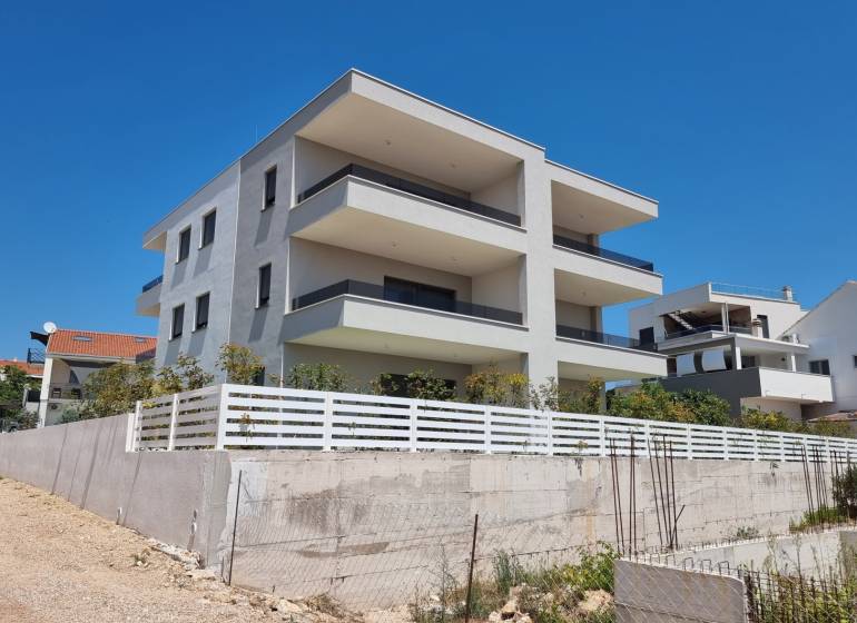 CHORVÁTSKO - Pekné apartmány 350m od pláže (S3) - VODICE - Exteriér 4-izbového bytu v meste Vodice ukazuje modernú novú budovu.