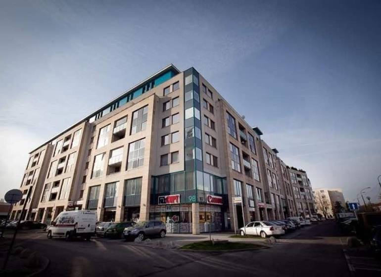 Na predaj obchodný priestor v polyfunkčnej budove, Vajnorská ul. - Viacposchodová budova s obchodnými priestormi na Vajnorskej ulici, Bratislava - Nové Mesto.