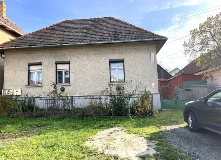 Rodinný dom v Detve na predaj - Rodinný dom na Partizánskej ulici v Detve so záhradou a vchodovou bránou.