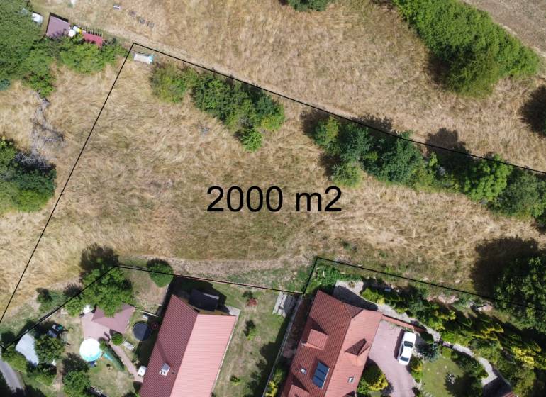SLNEČNÝ POZEMOK V SRDCI BANSKEJ ŠTIAVNICE, 2 000 M2   - Letecký pohľad na pozemok 2000 m² vhodný na bývanie v Banskej Štiavnici na ulici SNP.