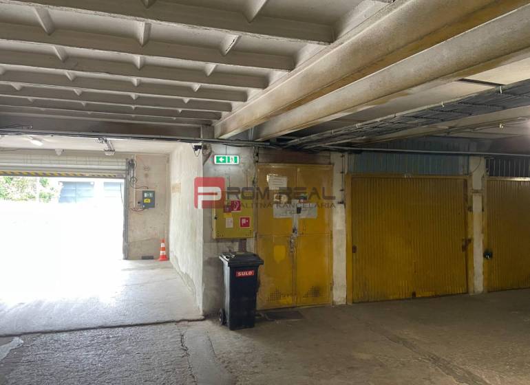 Prenájom garáže v garážovom dome, Pionierska, Bratislava - Nové Mesto - Garáže so žltými dverami, odpadkovým košom a východom, interiér.