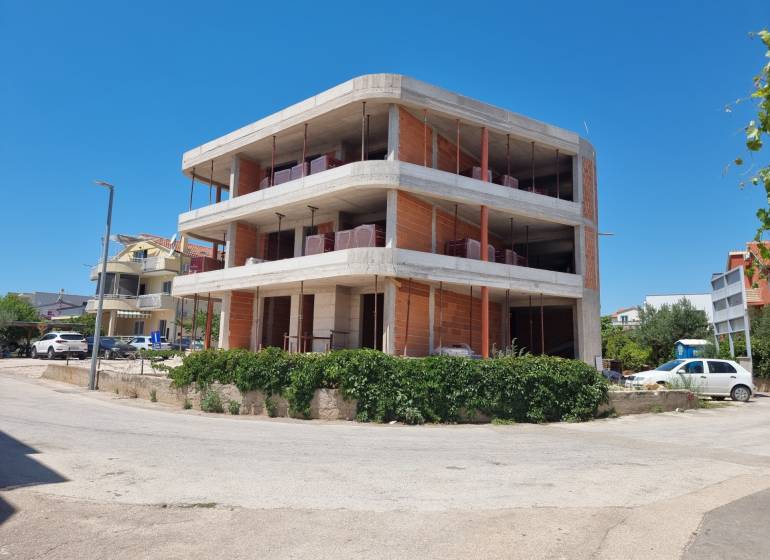 CHORVÁTSKO - Apartmány 140 m od pláže (3i) - VODICE - Nedokončená budova so železobetónovou a tehlovou konštrukciou v meste Vodice.