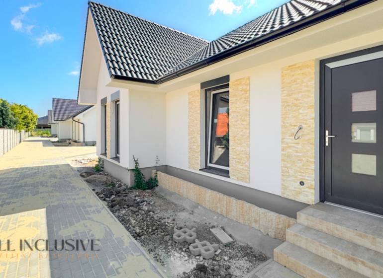 NOVINKA!!! MODERNÉ NOVOSTAVBY NA KĽÚČ | ZLATÉ MORAVCE  - Rodinný dom na Vajanského ulici, Zlaté Moravce, s dlaždeným chodníkom a záhradou.