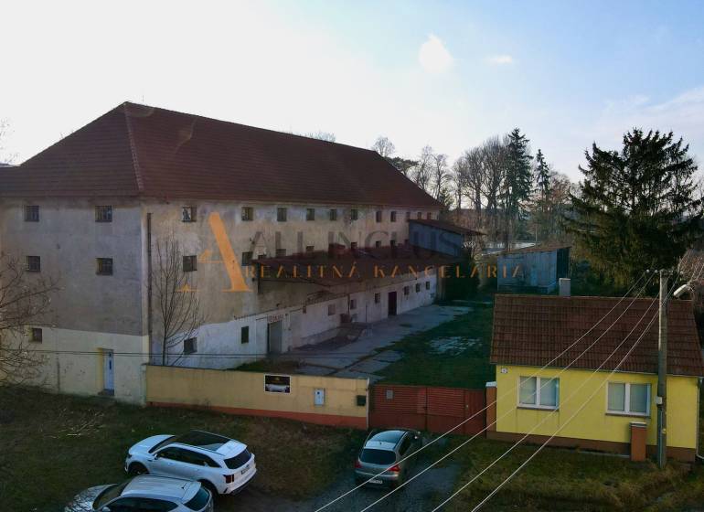 AREÁL | SKLAD | VÝROBNÁ HALA | KOVARCE | TOPOĽČANY - Výrobné priestory v Kovarciach na Hlavnej ulici, s priestranným nádvorím a zeleňou.