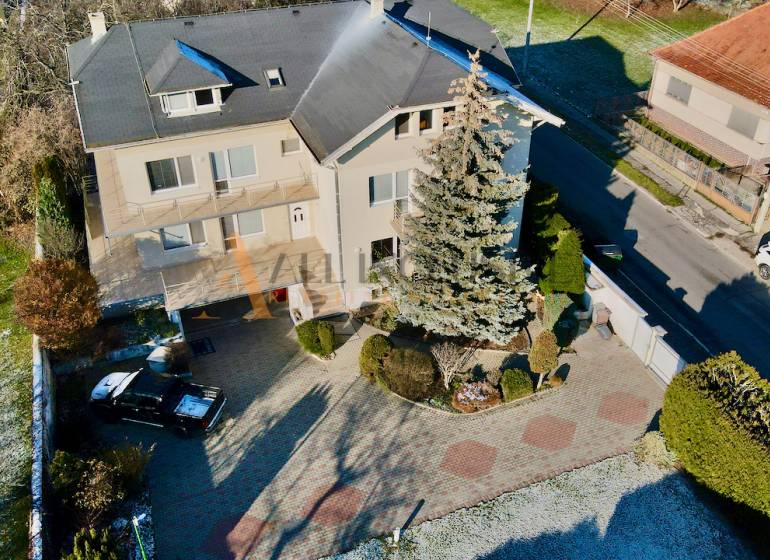 UBYTOVANIE PRE FIRMY - APARTMÁNY | TOPOĽČANY - Vila na Športovcov v Topoľčanoch s dvoma autami a veľkou záhradou.